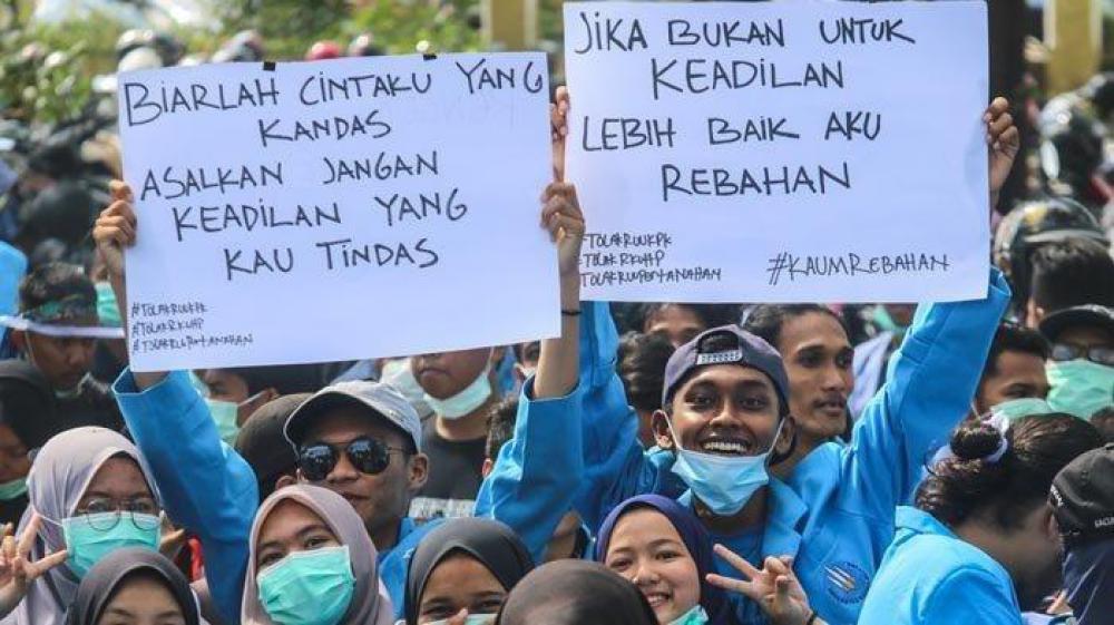 Banyak Poster Lucu Saat Demo Mahasiswa, Ini Pandangan Saya