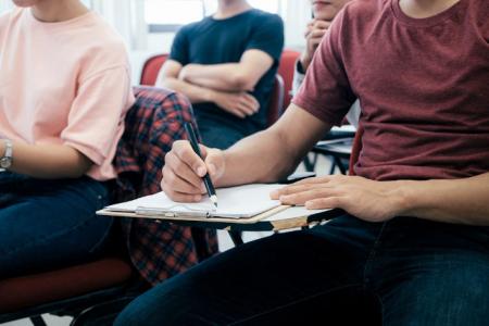 Perbedaan Bahan Ajar, Materi Ajar, Buku Ajar, Modul, dan Lembar Kerja Mahasiswa